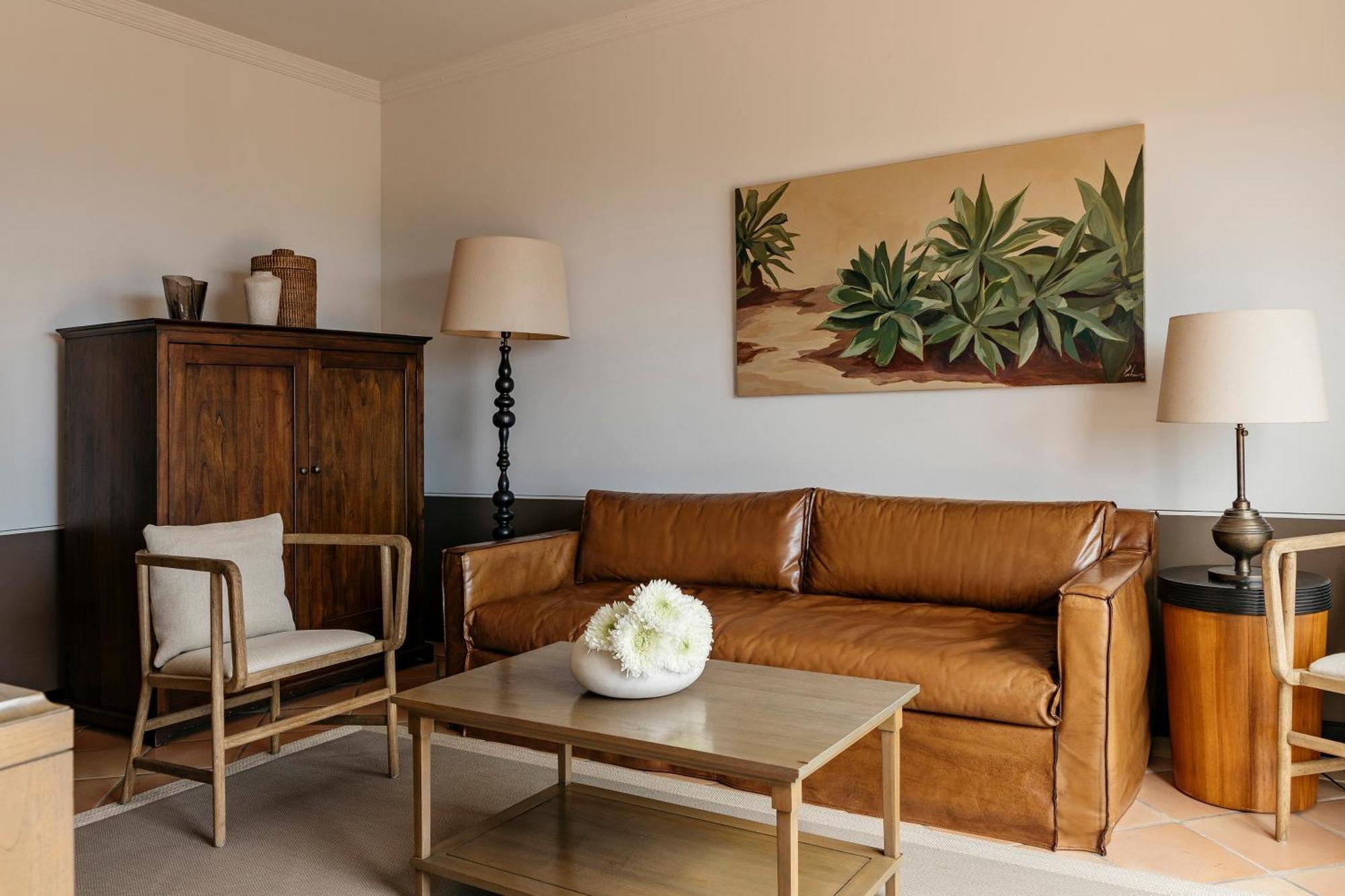 Hacienda del Conde member of Meliá Collection - Adults Only Buenavista Del Norte Quarto foto A living room with a leather sofa